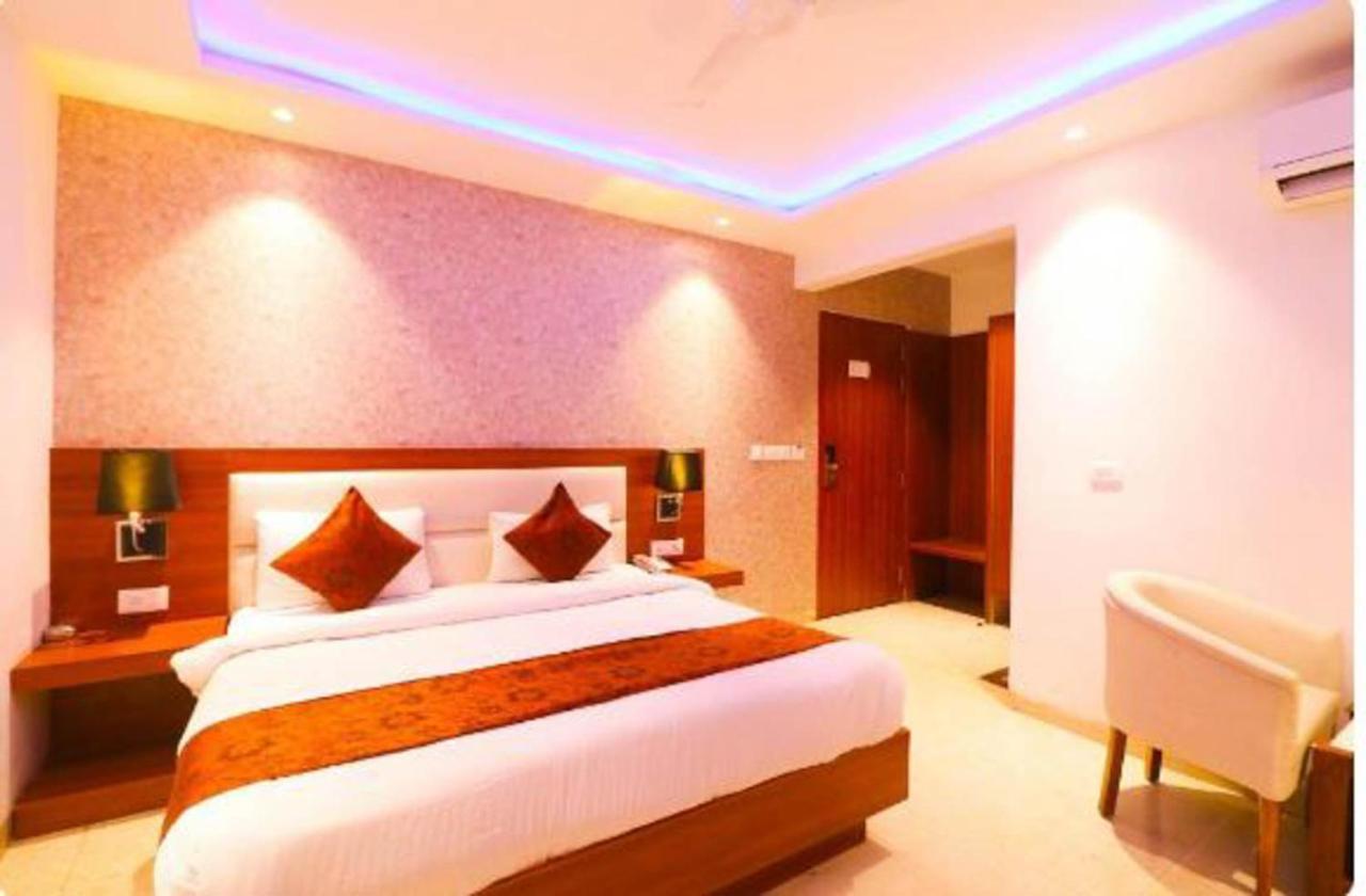 Wowstops-Clark Near Delhi Airport Hotel Ню Делхи Екстериор снимка