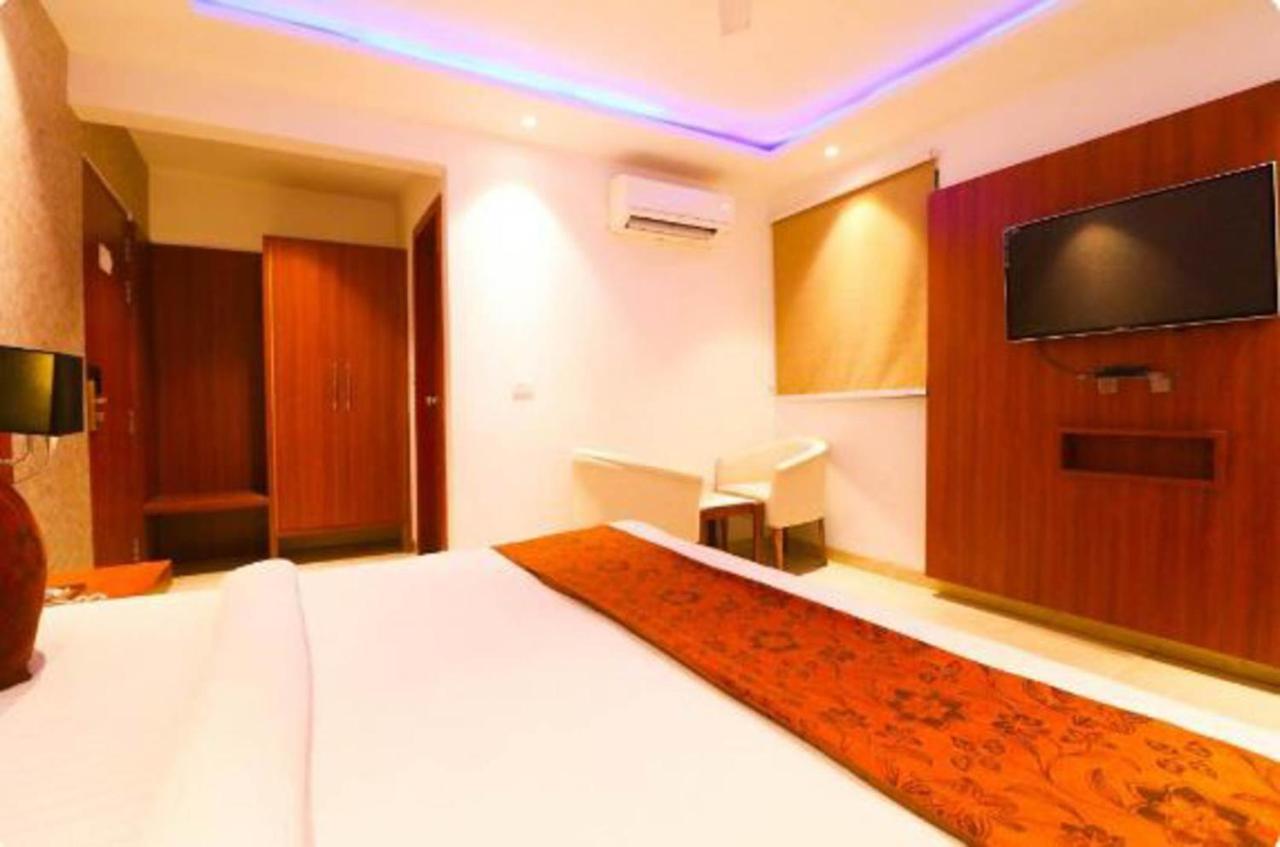 Wowstops-Clark Near Delhi Airport Hotel Ню Делхи Екстериор снимка
